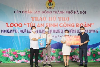 Chủ tịch Liên đoàn Lao động thành phố Nguyễn Phi Thường trao quà An sinh Công đoàn tới đoàn viên, người lao động quận Hai Bà Trưng (ngoài cùng bên phải).