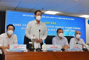 Chủ tịch UBND TP Hồ Chí Minh Phan Văn Mãi thông tin kết quả phòng, chống dịch tại buổi họp báo.