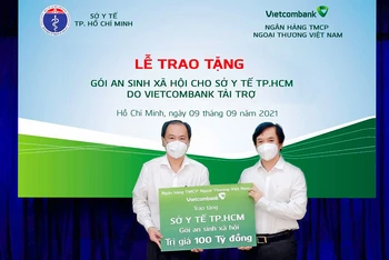Ông Đặng Hoài Đức - Uỷ viên BCH Đảng bộ Vietcombank, Bí thư Đảng bộ VPĐD phía nam, Phó Tổng Giám đốc Vietcombank (bên phải) trao biển tượng trưng tài trợ cho đại diện Sở Y tế TP Hồ Chí Minh.