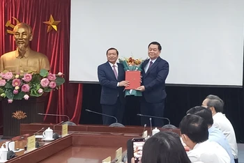 Đồng chí Nguyễn Trọng Nghĩa (bên phải) trao quyết định điều động đồng chí Lại Xuân Môn giữ chức vụ Phó Trưởng Ban Tuyên giáo Trung ương.