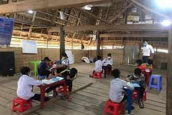 Ngành giáo dục Kon Tum linh hoạt tổ chức nhóm học trực tiếp tại nhà rông của làng cho các em học sinh không có điều kiện học trực tuyến.