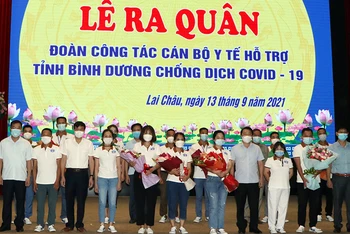 Lãnh đạo tỉnh Lai Châu tặng hoa động viên các thành viên trong Đoàn công tác.