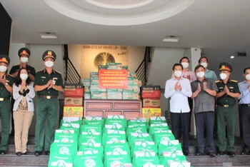 Thiếu tướng Nguyễn Trường Thắng trao quà cho TP Biên Hòa tặng người dân có hoàn cảnh khó khăn.