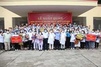 Chủ tịch UBND tỉnh Vĩnh Phúc tặng quà các thành viên đoàn công tác. (Ảnh: Dương Chung)