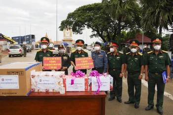 Lãnh đạo Bộ Chỉ huy quân sự tỉnh Long An trao 4 tấn gạo tặng Tiểu khu Quân sự và Bộ Chỉ huy Hiến binh tỉnh Svay Rieng.
