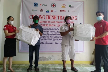 Hội Chữ thập đỏ TP Đà Nẵng tặng áo phao cứu sinh cho ngư dân.