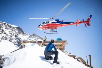 Các nhà khoa học chuẩn bị thu thập lõi băng từ sông băng Colle Gnifetti trên dãy Alps. vào tháng 6/2021. Ảnh: Reuters,