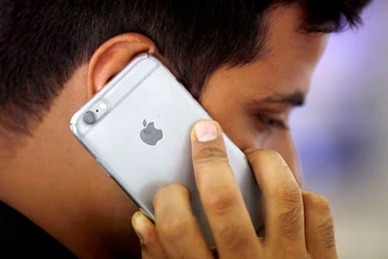Lỗ hổng bảo mật được khai thác từ tháng 2, ảnh hưởng đến hầu hết các phiên bản của Apple.(Ảnh: Reuters)