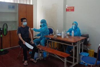 Người dân TP Nha Trang tiêm vaccine phòng Covid-19.