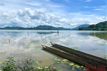 Hồ Lắk là hồ nước ngọt lớn nhất ở Tây Nguyên và là hồ nước ngọt tự nhiên lớn thứ hai ở Việt Nam, chỉ sau hồ Ba Bể ở tỉnh Bắc Kạn.
