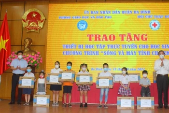 Lãnh đạo quận Ba Đình (Hà Nội) trao tặng thiết bị học tập trực tuyến cho học sinh có hoàn cảnh khó khăn.