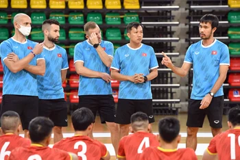HLV Phạm Minh Giang và các cộng sự đã có phương án cho trận đấu quan trọng với đội tuyển futsal Panama. (Ảnh: VFF)