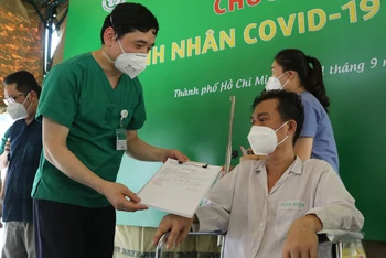 Bệnh nhân ở Trung tâm hồi sức tích cực người bệnh Covid-19 - Bệnh viện Dã chiến số 16 ra viện. ( Ảnh: Trung tâm cung cấp)