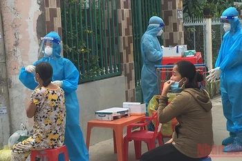 Lấy mẫu xét nghiệm sàng lọc Covid-19 tại nhà dân ở Khu vực 6, phường Hưng Lợi, quận Ninh Kiều, TP Cần Thơ. (Ảnh: THANH TÂM) 