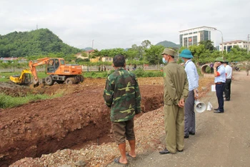 Các lực lượng tổ chức cưỡng chế, thu hồi đất tại bản Buổn, phường Chiềng Cơi.
