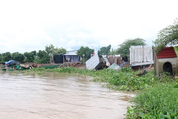 Hiện trường vụ sạt lở ngày 12/9 khiến nhiều căn nhà trôi xuống sông.