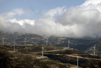 Các tua-bin gió trên 1 ngọn đồi gần trị trấn Karystos, đảo Evia, Hy Lạp ngày 16/4/2021. (Ảnh: Reuters)