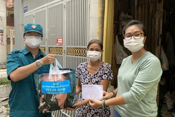 Phường 2, quận 5, TP Hồ Chí Minh trao túi an sinh và tiền mặt hỗ trợ hộ khó khăn bị ảnh hưởng dịch bệnh.