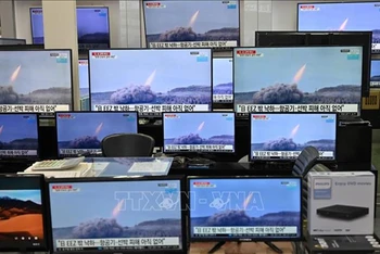 Hình ảnh về một vụ thử được cho là tên lửa đạn đạo của Triều Tiên được phát trên chương trình tin tức của truyền hình Hàn Quốc ở Seoul, ngày 25/3/2021. (Ảnh minh họa: AFP/TTXVN)