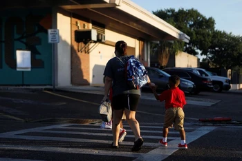 Học sinh của Trường tiểu học West Tampa tại Florida, Mỹ, đến trường ngày 10/8. (Ảnh: Reuters)