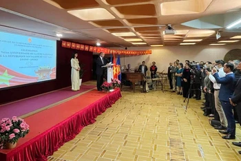 Đại sứ Việt Nam tại Pháp Đinh Toàn Thắng phát biểu tại buổi chiêu đãi.