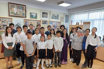 Lớp học tiếng Việt và đại diện Đại sứ quán chụp ảnh lưu niệm tại Phòng trưng bày Hồ Chí Minh (Ảnh: QUẾ ANH)