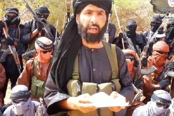 Abu al-Walid al-Sahrawi trong một video đăng tải bởi hãng tin Amaq News Agency có liên hệ với với IS.