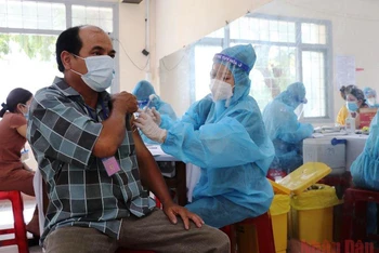 Tiêm vaccine phòng Covid-19 cho người dân tại TP Tuy Hòa.