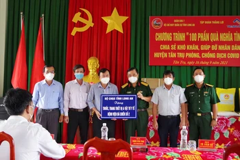 Bộ CHQS tỉnh tặng quà cho 100 hộ gia đình đặc biệt khó khăn tại huyện Tân Trụ, tỉnh Long An. 