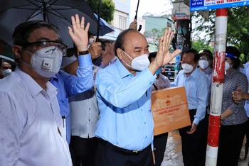 Chủ tịch nước Nguyễn Xuân Phúc thăm người dân trong khu phong tỏa tại thị trấn Hóc Môn, huyện Hóc Môn, TP Hồ Chí Minh ngày 29/7 (Ảnh: VOV)