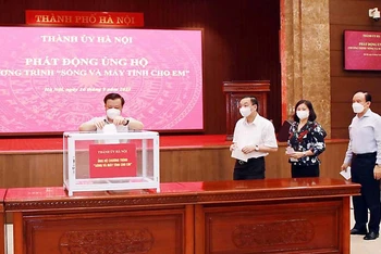 Các đồng chí lãnh đạo thành phố Hà Nội đóng góp ủng hộ chương trình “Sóng và máy tính cho em”.
