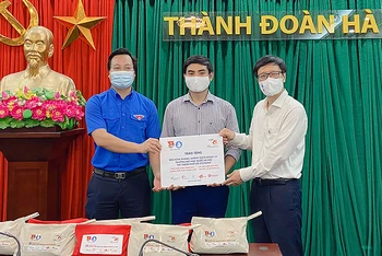 Đồng chí Trần Quang Hưng (bên trái) đại diện Thành đoàn, Hội Sinh viên TP Hà Nội tiếp nhận trang thiết bị y tế từ Quỹ SAS.
