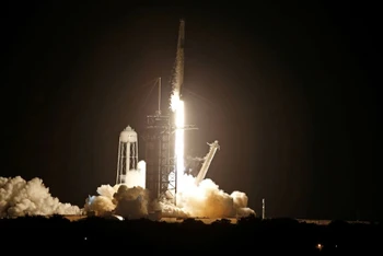 Tàu vũ trụ Crew Dragon được phóng trên tên lửa Falcon 9. Ảnh: Reuters.