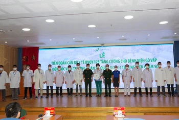 Các cán bộ y tế Bệnh viện Quân y 175 tăng cường cho Bệnh viện điều trị Covid-19 quận Gò Vấp. 