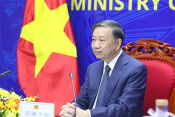 Bộ trưởng Tô Lâm tại hội đàm trực tuyến với đồng chí Quách Thanh Côn. Ảnh: TTXVN. 