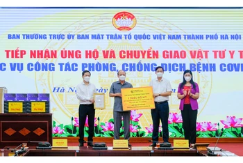 Đại diện Tập đoàn T&T Group trao tặng 1 triệu bộ kit xét nghiệm PCR cho đại diện Sở Y tế thành phố Hà Nội và UB MTTQ Việt Nam thành phố Hà Nội.