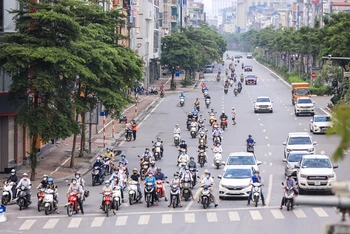 Giao thông ở Hà Nội nhộn nhịp trở lại sau khi dỡ bỏ chốt kiểm soát. (Ảnh: Minh Sơn/Vietnam+)