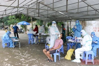 Lấy mẫu xét nghiệm tại phường Tam Phước, một trong những nơi đang là tâm dịch của TP Biên Hòa (Đồng Nai).