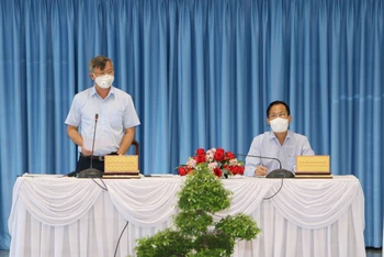 Chủ tịch UBND tỉnh Đồng Nai Cao Tiến Dũng trả lời các câu hỏi tại buổi họp báo.
