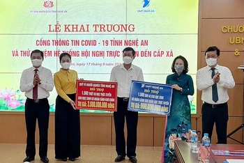 Lãnh đạo Sở Giáo dục và Đào tạo Nghệ An tiếp nhận quà ủng hộ giúp đỡ học sinh nghèo.