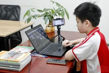 Học sinh trường THCS Mai Dịch (Hà Nội) học trực tuyến trong thời gian giãn cách xã hội. Ảnh: (ĐĂNG ANH).