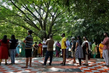 Người dân Ấn Độ xếp hàng chờ tiêm vaccine ngừa Covid-19 ở Kochi, bang Kerala, ngày 7/9/2021. (Ảnh: Reuters)