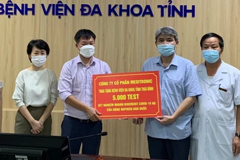 Công ty Cổ phần Meditronic trao tặng 5.000 test nhanh xét nghiệm cho Bệnh viện đa khoa tỉnh Thái Bình.