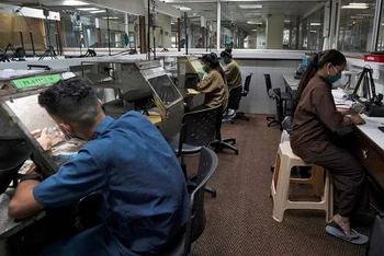 Người lao động làm việc tại một nhà máy chế tác đồ trang sức ở Mumbai, Ấn Độ. (Ảnh: Reuters)