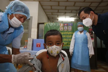 Nhi đồng Campuchia được tiêm vaccine ngừa Covid-19. (Ảnh: Fresh News)