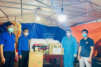 Tỉnh đoàn hỗ trợ người dân thu hoạch lúa tại Cát Lâm, huyện Phù Cát, tỉnh Bình Định.