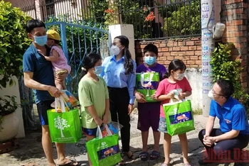 Thành đoàn TP Hồ Chí Minh thăm và tặng quà trẻ em bị ảnh hưởng Covid tại TP Thủ Đức.