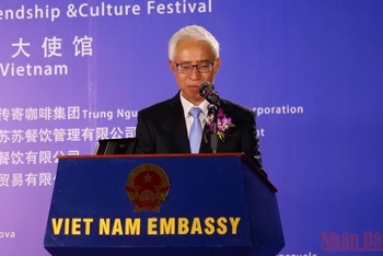 Đại sứ Việt Nam tại Trung Quốc Phạm Sao Mai phát biểu khai mạc. (Ảnh: VI SA).