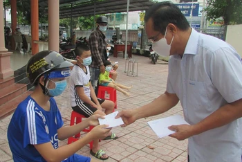 Bí thư Tỉnh ủy Long An Nguyễn Văn Được trao quà trung thu cho trẻ em có hoàn cảnh đặc biệt khó khăn tại huyện Bến Lức.