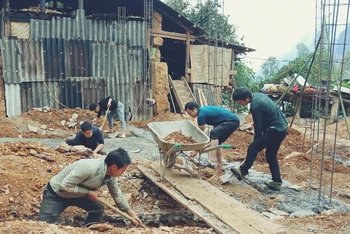 Người dân xã Chí Cà, Xín Mần, hỗ trợ làm nhà cho cựu chiến binh Vàng Kháy Phà, thôn Chí Cà Hạ.